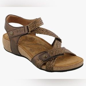 Taos Women's Trulie Sandal. Size 7.  Brown bronze.